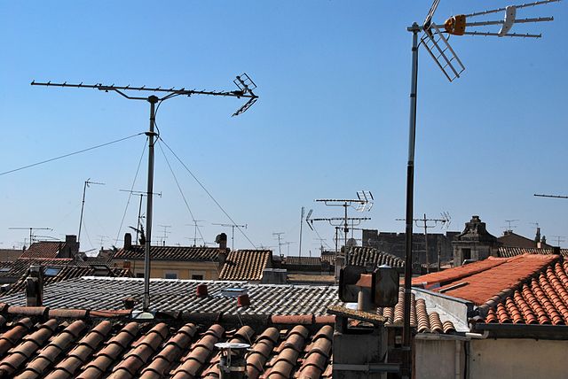 Antenas Yagi-Uda nos telhados de Aigues-Mortes, na França