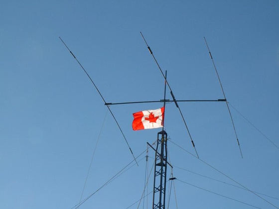 Antena Yagi-Uda de grandes dimensões, montada no topo de uma torre