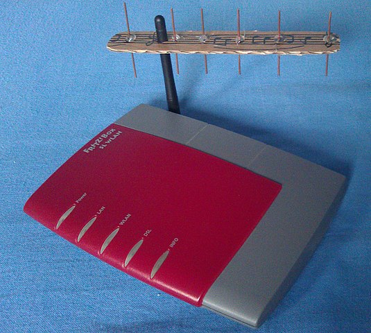 router Wi-Fi com antena Yagi artesanal instalada na antena de origem do aparelho